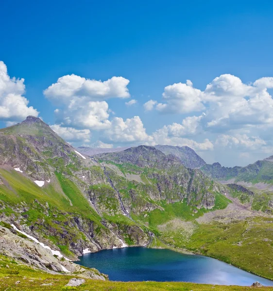 Bentang alam lembah pegunungan Kaukasus — Stok Foto