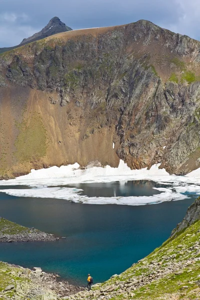 Beautiful lake in a caucasus mountains — Stockfoto