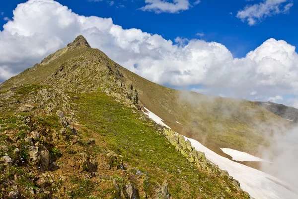 Görkemli dağ tepe — Stok fotoğraf