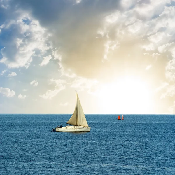 Iate à vela em um mar — Fotografia de Stock