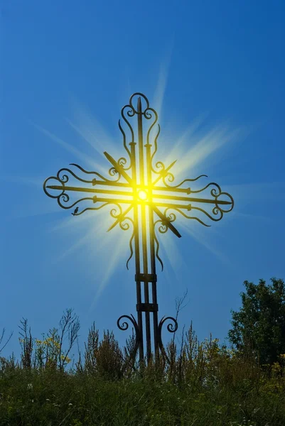 Christliches Kreuz in einem Sonnenstrahl — Stockfoto