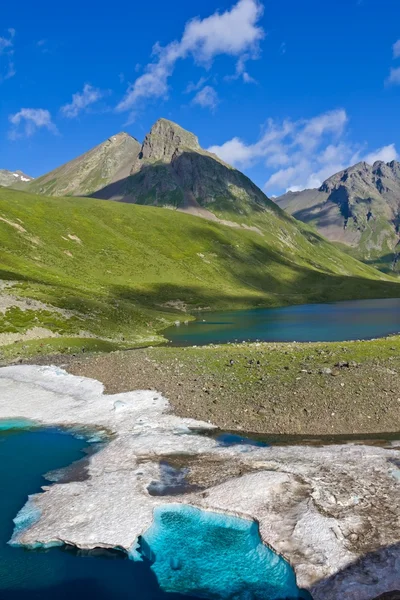 Замерзшее изумрудное озеро в горной долине — стоковое фото