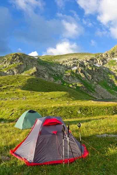 Turistiska läger i ett berg — Stockfoto