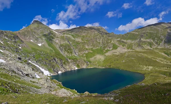 Красивое изумрудное озеро в горах — стоковое фото