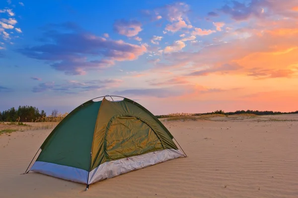 Liten turistiska tält i en öken på kvällen — Stockfoto