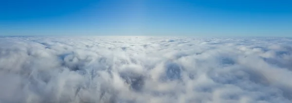 Blauer Himmel Panorama höhere dichte Wolken — Stockfoto