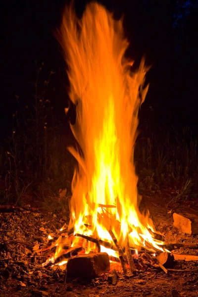 Туристичний табір пожежа вночі — стокове фото
