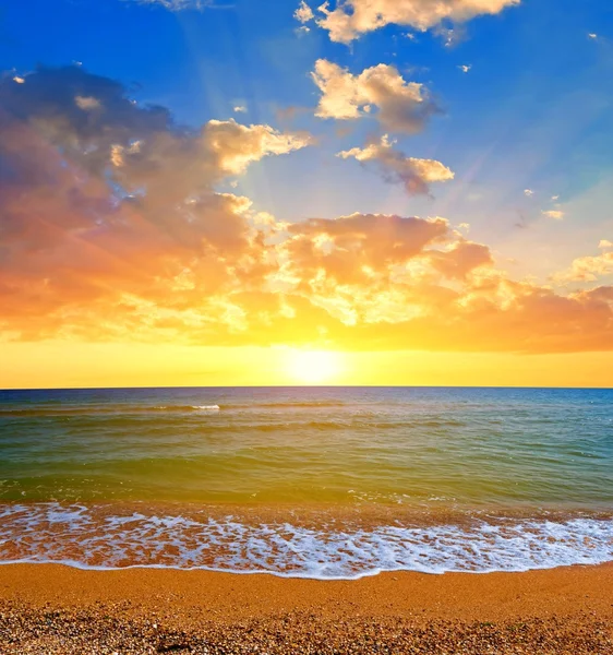 Costa do mar ao pôr do sol — Fotografia de Stock