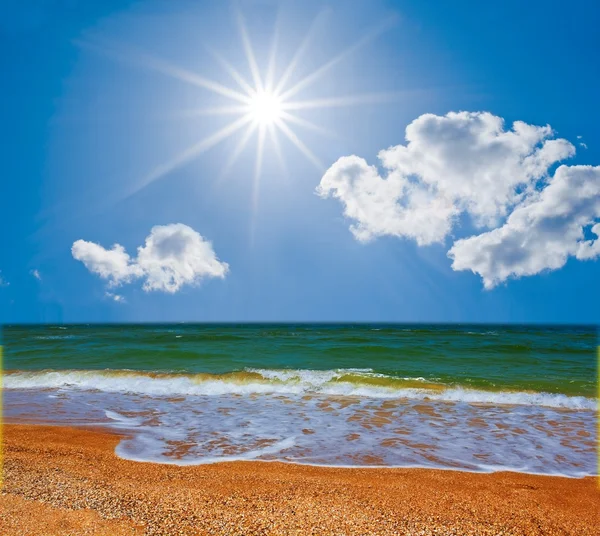 Spiaggia estiva sul mare — Foto Stock