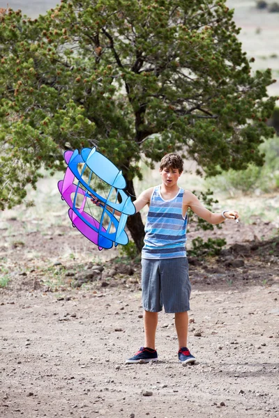 Tiener en zijn kite — Stockfoto