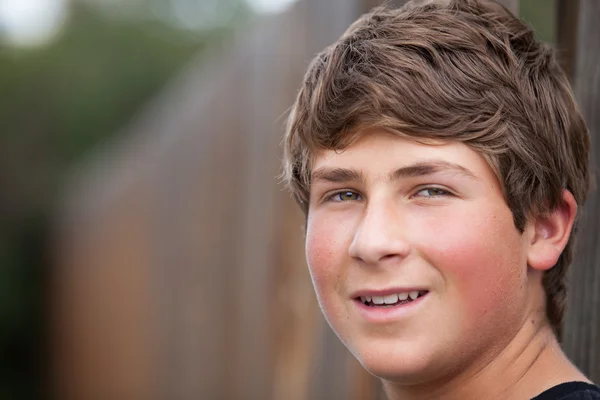 Fiducioso adolescente sorridente — Foto Stock