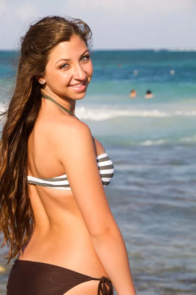 熱帯のビーチで若い美しい女性 — ストック写真