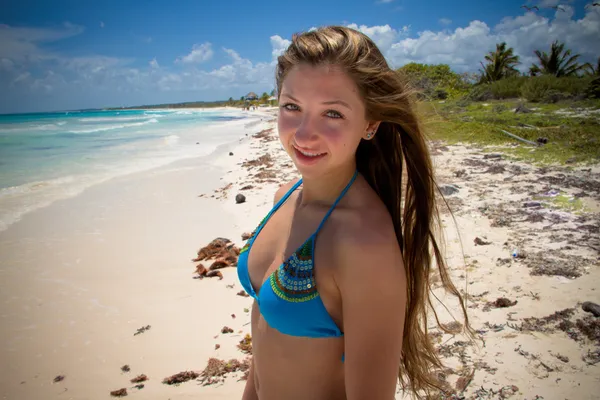 Unga vackra kvinnor på en tropisk strand — Stockfoto