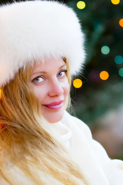 Blond skönhet på vintern — Stockfoto