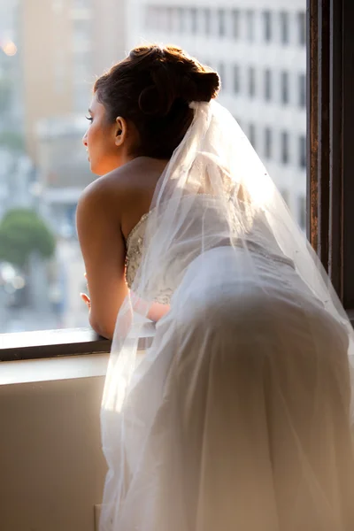 Bruid in reflectie — Stockfoto