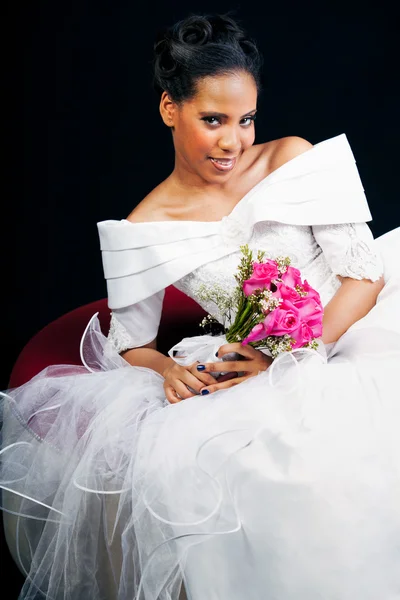 Mooie Afrikaanse Amerikaanse bruid — Stockfoto