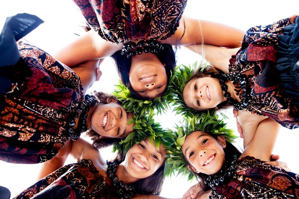 Дівчаток, які пов'язані з Aloha дух — стокове фото