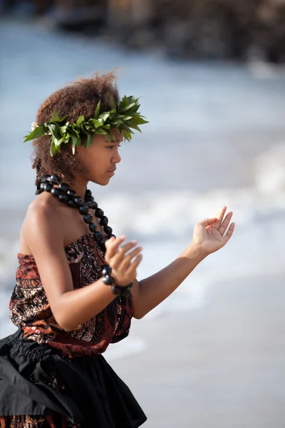 Hezká dívka tančí hula — Stock fotografie