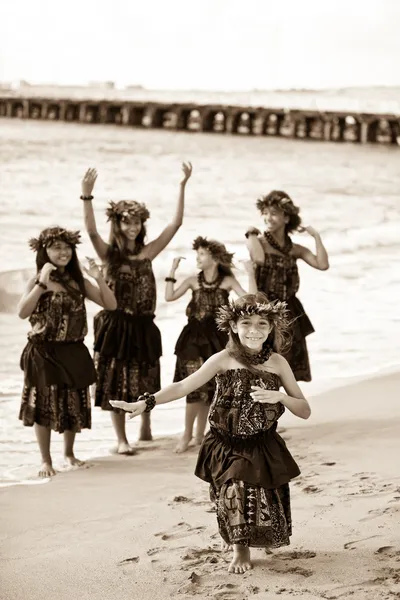 Досить полінезійські дівчаток — стокове фото