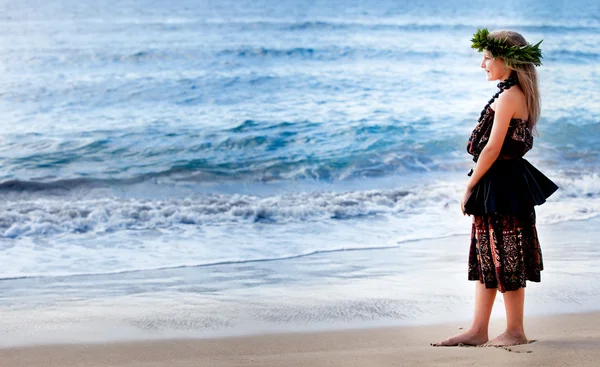 Menina bonita sorrindo olhando para o oceano — Fotografia de Stock