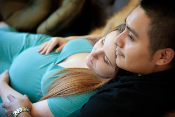 Fiatal várandós pár pihentető együtt — Stock Fotó