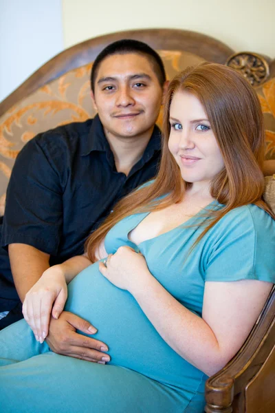Jeune couple enceinte — Photo