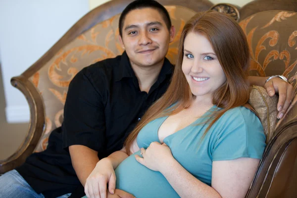 Young expectant couple — Stock Photo, Image
