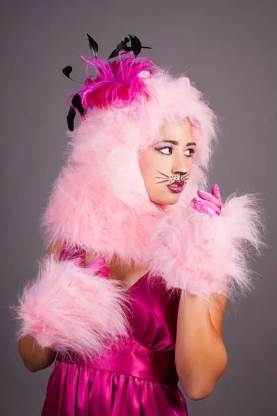 Kedi kostümü içinde genç bir kadın profili — Stok fotoğraf