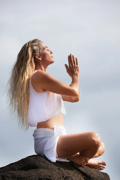Krásná zdravá žena po čtyřicítce meditovat — Stock fotografie