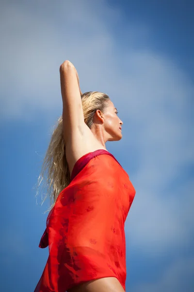 Vacker mogen kvinna mot den blå himlen — Stockfoto