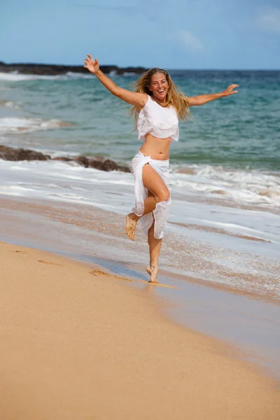 Танцор на пляже — стоковое фото