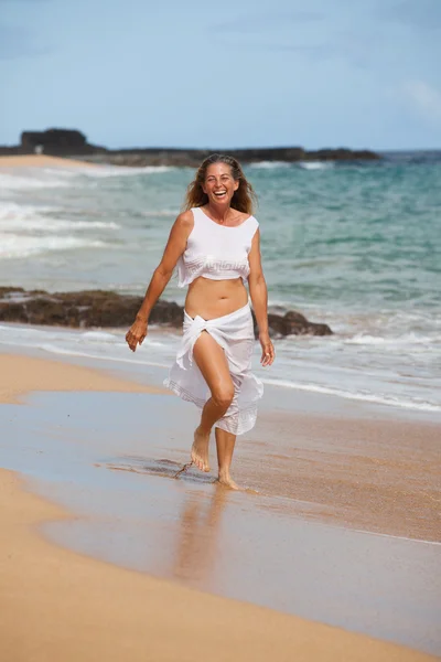 Υγιή γυναίκα γέλιο στην παραλία στη Χαβάη — Φωτογραφία Αρχείου