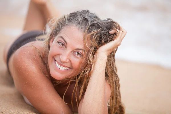 美しい砂浜の女性 — ストック写真