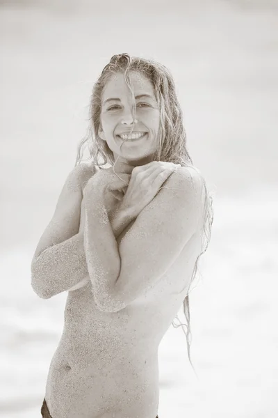Bella donna di sabbia bagnata — Foto Stock