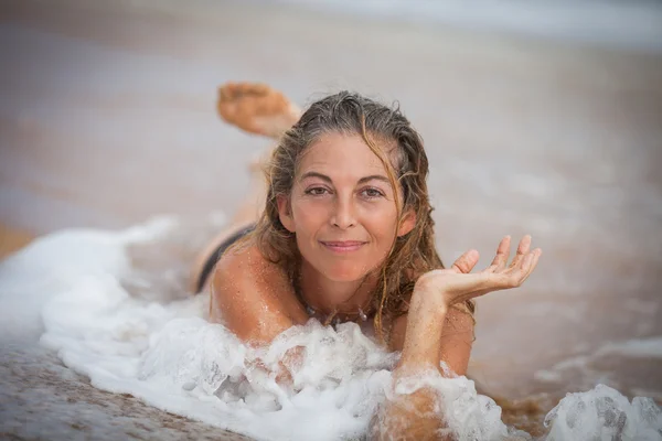 Prettyl υγρή άμμο γυναίκα — Φωτογραφία Αρχείου