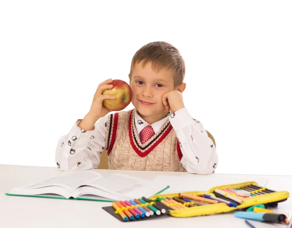 Porträtt av en ung pojke i skolan vid skrivbordet — Stockfoto