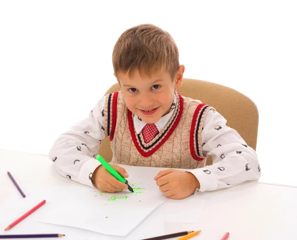 Portret młodego chłopca, siedząc przy biurku w szkole — Zdjęcie stockowe