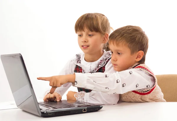 Estudantes do ensino fundamental a olhar para o computador — Fotografia de Stock