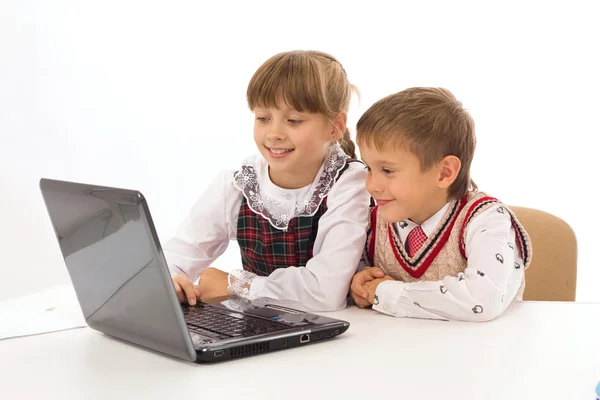 Elementary school students looking at computer — Stock Photo, Image