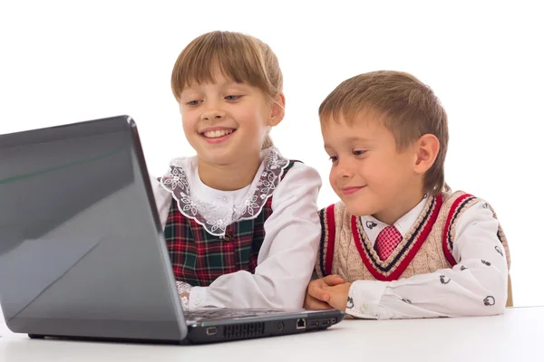Studenter på grunnskolen som ser på datamaskin – stockfoto