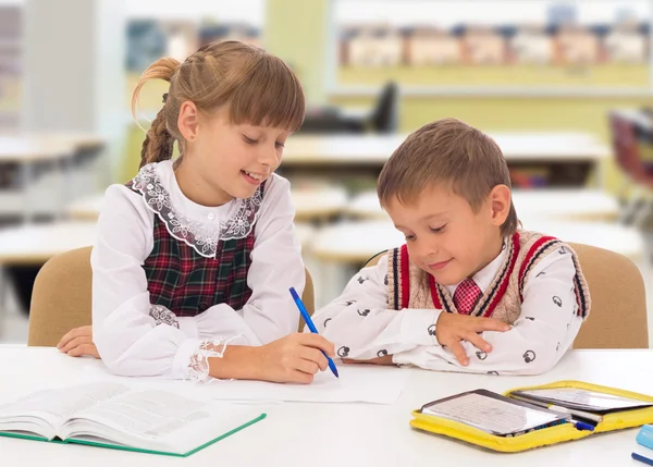 Inlärningsprocessen, söta unge redo för skolans verksamhet — Stockfoto
