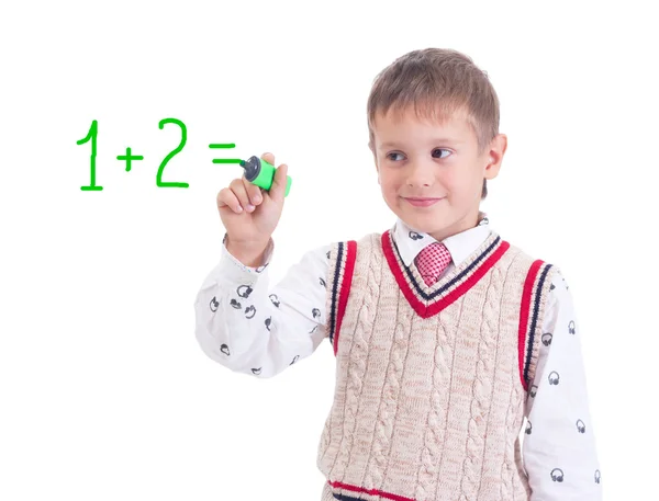 Ein kleiner Junge schreibt mathematische und naturwissenschaftliche Gleichungen und Formeln auf. — Stockfoto