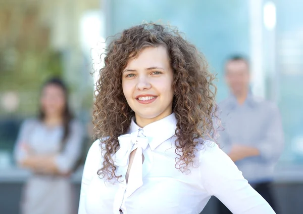 Feminino Líder de negócios em pé na frente de sua equipe — Fotografia de Stock