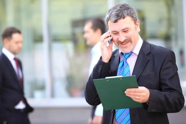 Een knappe zakenman op telefoon — Stockfoto