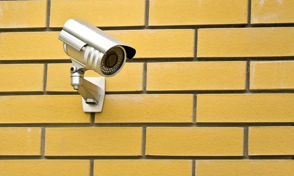 Камера на кирпичной стене дома — стоковое фото