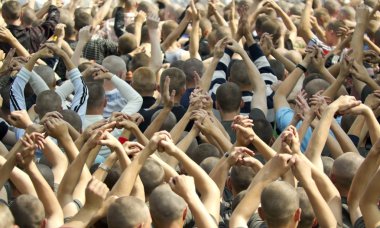 Eller yukarı konserinde kalabalığı