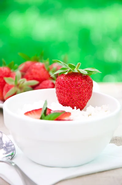 Aardbeien op witte plaat — Stockfoto