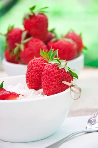Aardbeien op witte plaat — Stockfoto