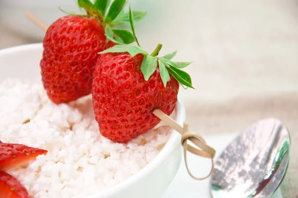 흰색 접시에 딸기 — 스톡 사진
