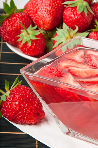 Închideți jeleu cu căpșuni în castron de sticlă — Fotografie, imagine de stoc